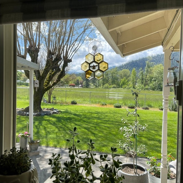 🐝 Stained Glass Bee Sun Catcher (Buy 2 Free Shipping)
