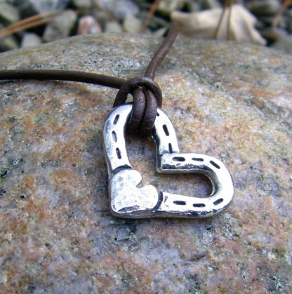 🐎Heart and Horse Shoes Necklace（Buy 2 Free Shipping）