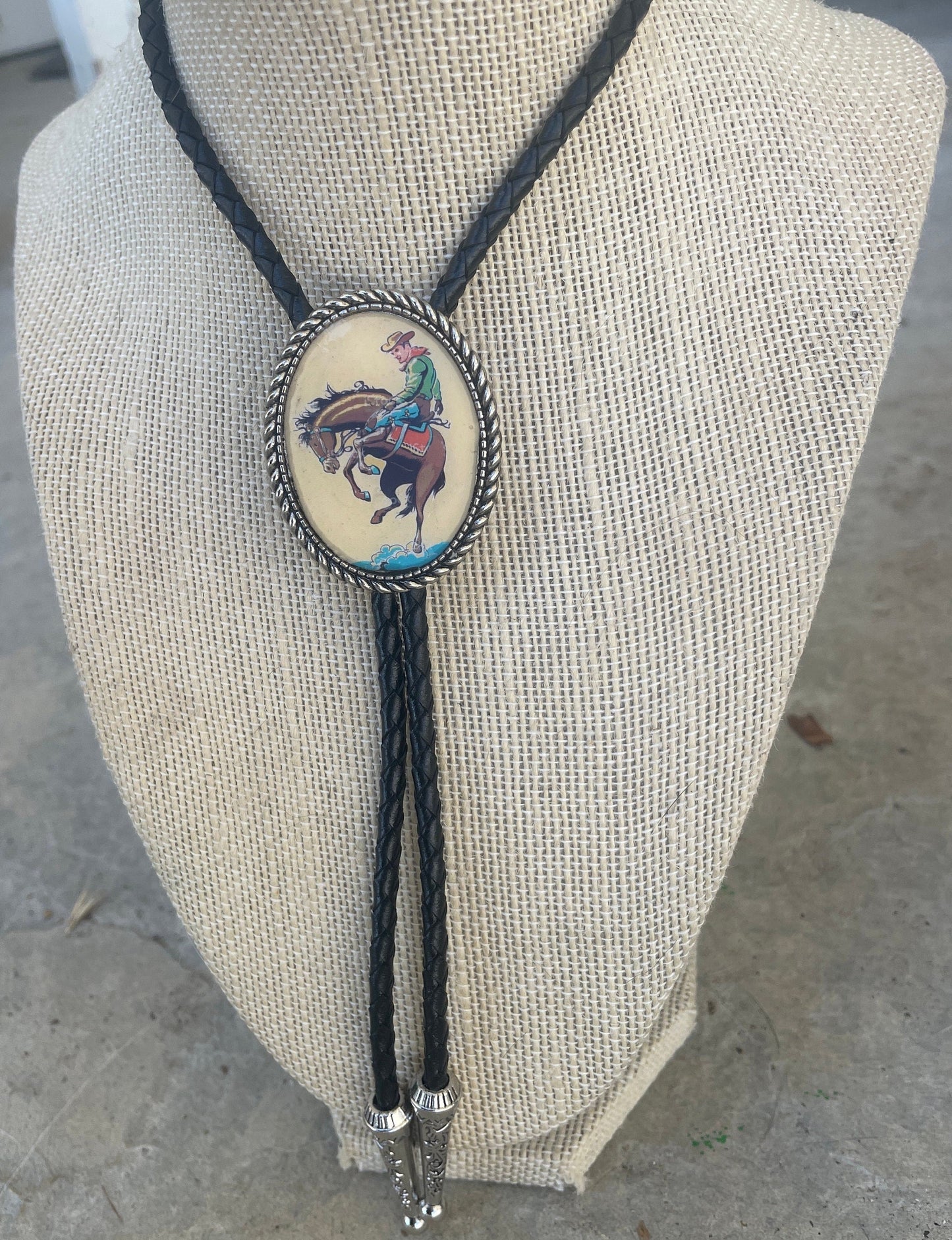 💥Buy 2 Free Shipping💥- 🐴Bronco Rodeo Horse Bolo Tie